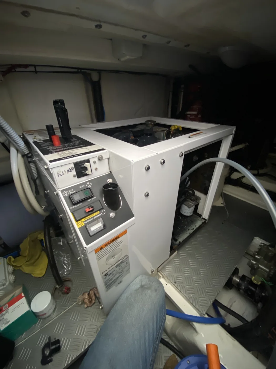 Equipos técnicos instalados en el interior de una embarcación